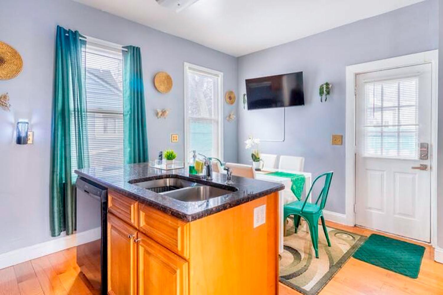 The Tremont Emerald - By Christmas Story House - Historic Charm & Modern Comfort Near Downtown With Parking, 300Mb Wifi & Self Check-In Кливленд Экстерьер фото