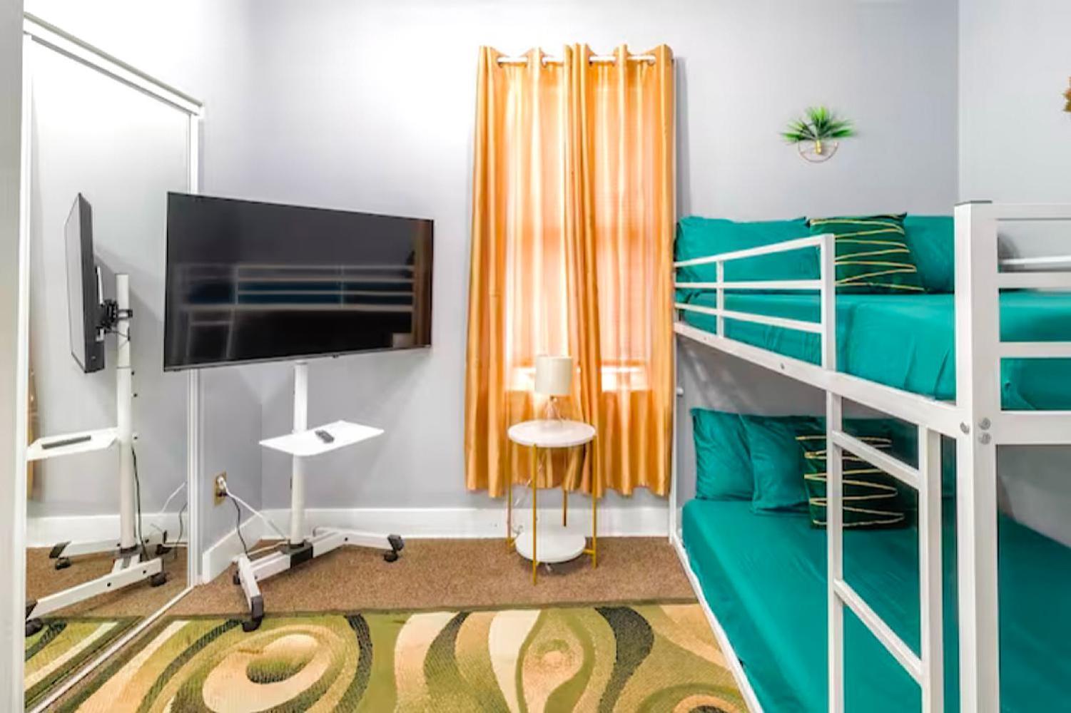 The Tremont Emerald - By Christmas Story House - Historic Charm & Modern Comfort Near Downtown With Parking, 300Mb Wifi & Self Check-In Кливленд Экстерьер фото