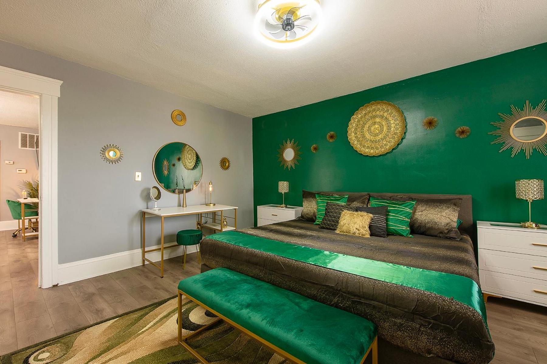 The Tremont Emerald - By Christmas Story House - Historic Charm & Modern Comfort Near Downtown With Parking, 300Mb Wifi & Self Check-In Кливленд Экстерьер фото
