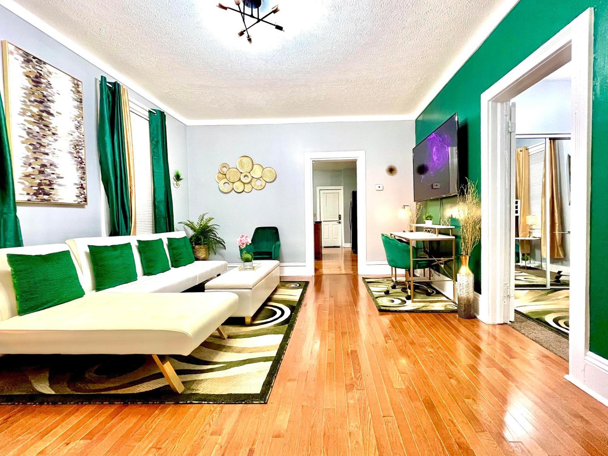 The Tremont Emerald - By Christmas Story House - Historic Charm & Modern Comfort Near Downtown With Parking, 300Mb Wifi & Self Check-In Кливленд Экстерьер фото
