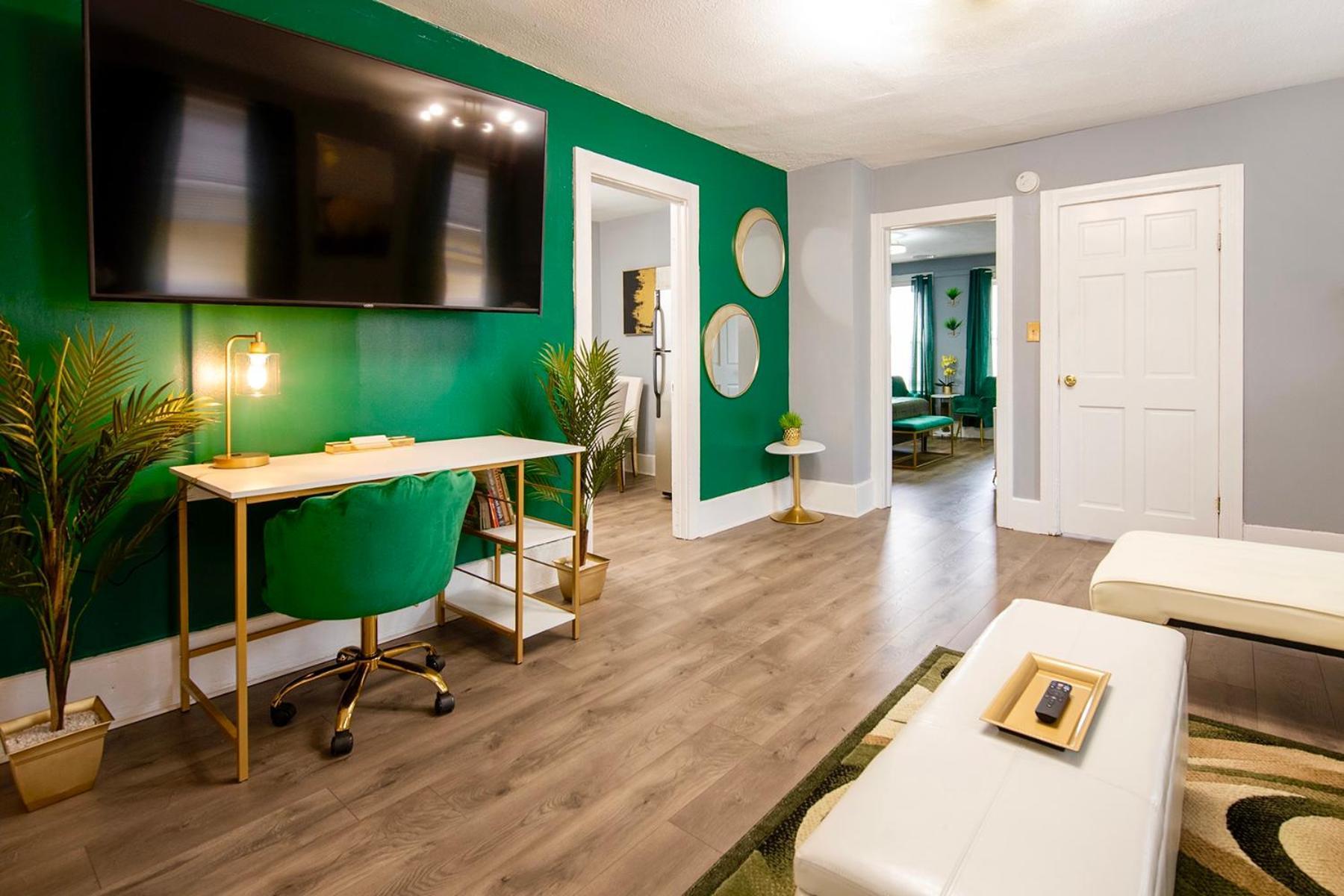 The Tremont Emerald - By Christmas Story House - Historic Charm & Modern Comfort Near Downtown With Parking, 300Mb Wifi & Self Check-In Кливленд Экстерьер фото