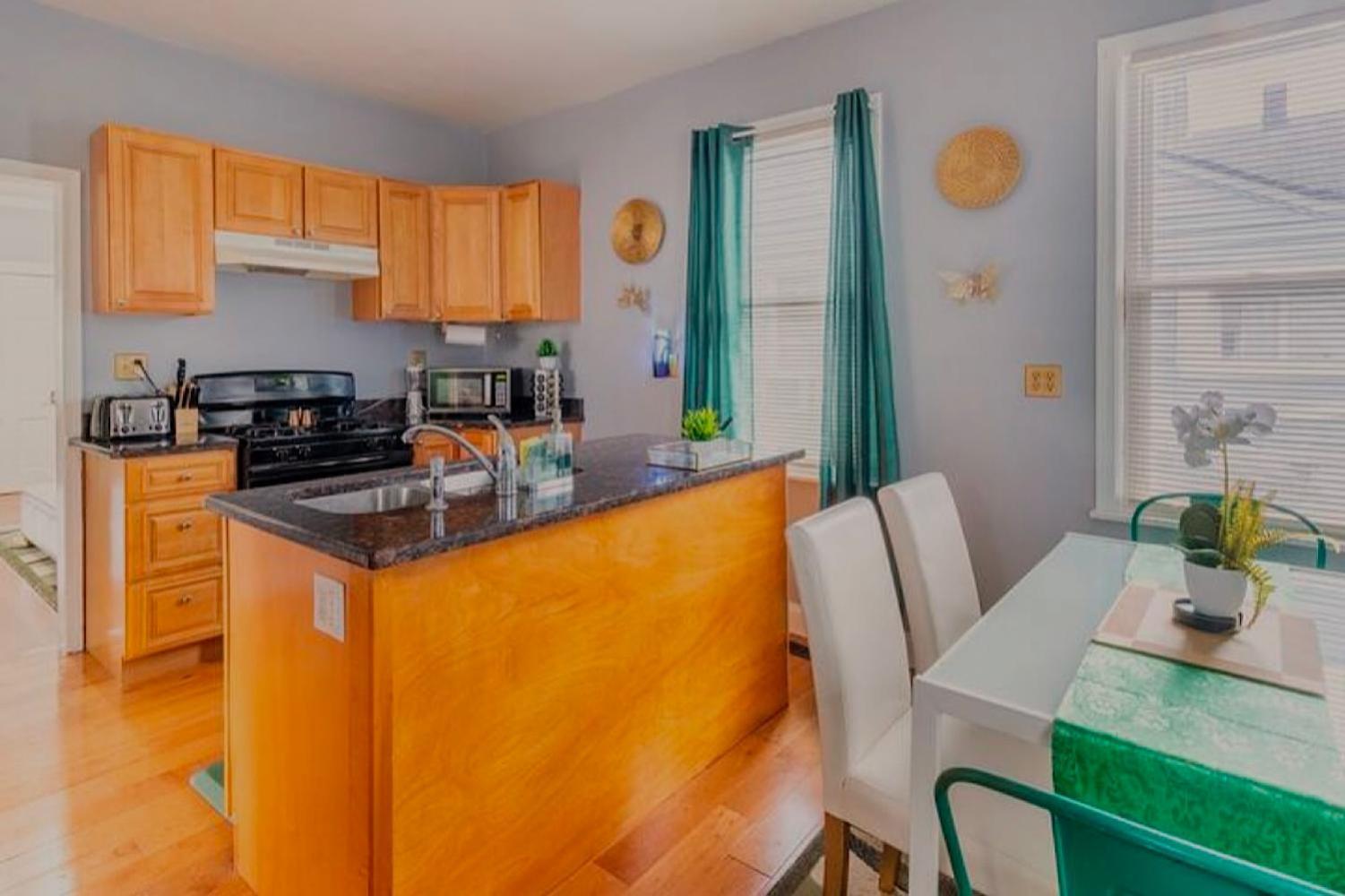 The Tremont Emerald - By Christmas Story House - Historic Charm & Modern Comfort Near Downtown With Parking, 300Mb Wifi & Self Check-In Кливленд Экстерьер фото