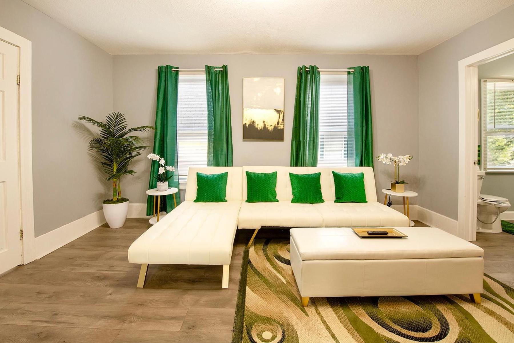The Tremont Emerald - By Christmas Story House - Historic Charm & Modern Comfort Near Downtown With Parking, 300Mb Wifi & Self Check-In Кливленд Экстерьер фото