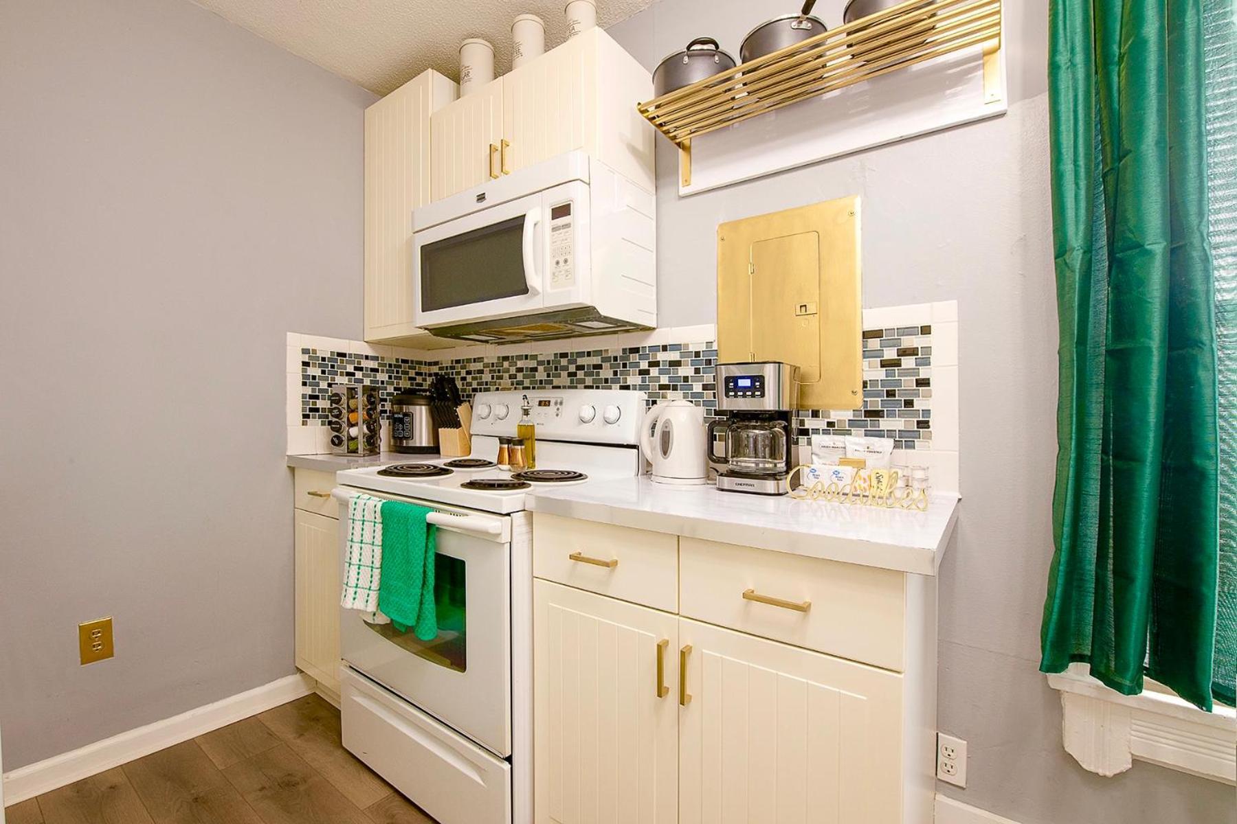 The Tremont Emerald - By Christmas Story House - Historic Charm & Modern Comfort Near Downtown With Parking, 300Mb Wifi & Self Check-In Кливленд Экстерьер фото