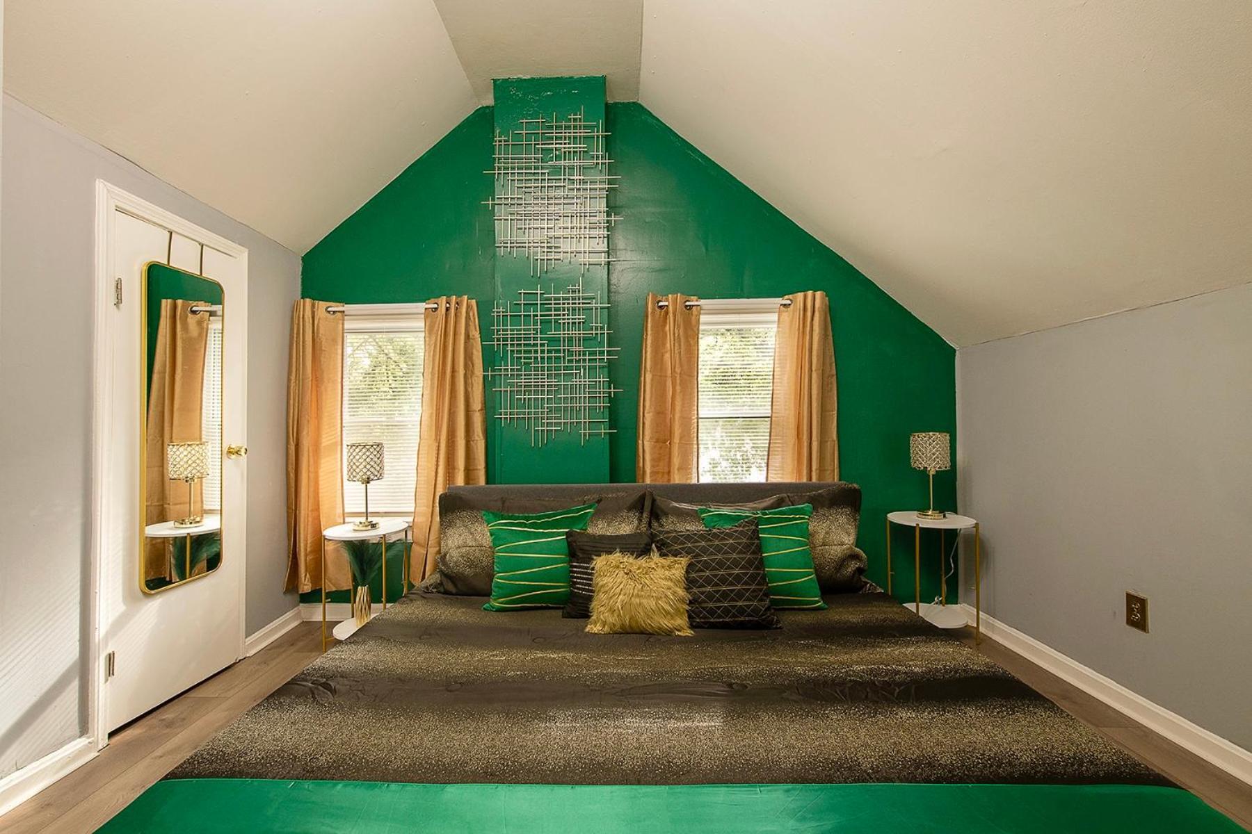 The Tremont Emerald - By Christmas Story House - Historic Charm & Modern Comfort Near Downtown With Parking, 300Mb Wifi & Self Check-In Кливленд Экстерьер фото