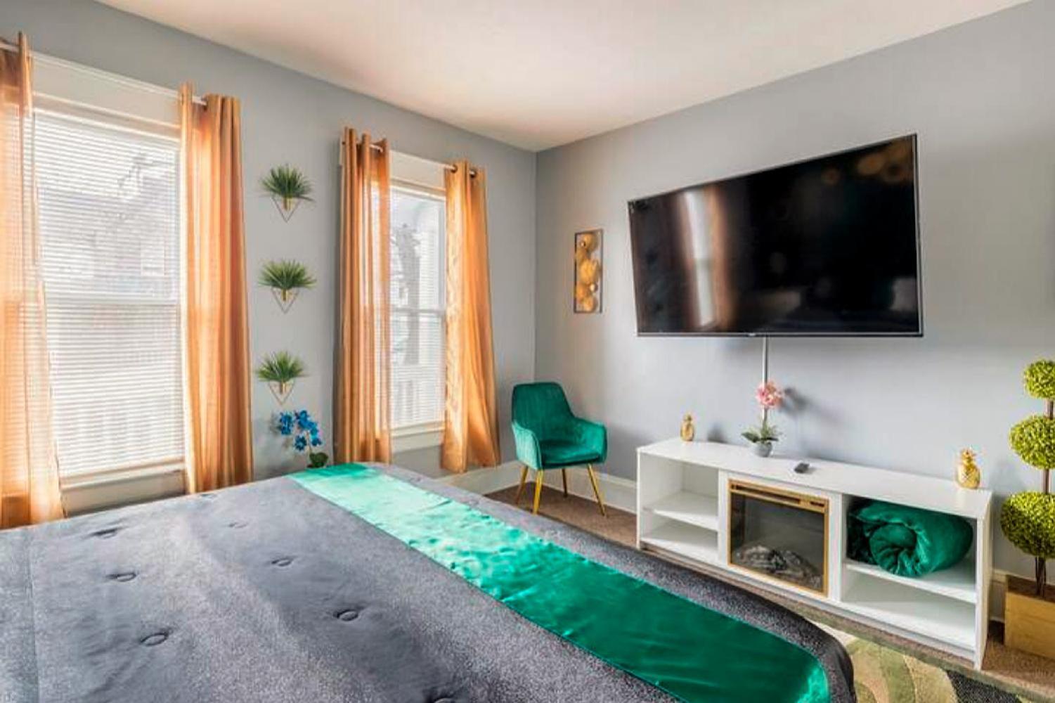 The Tremont Emerald - By Christmas Story House - Historic Charm & Modern Comfort Near Downtown With Parking, 300Mb Wifi & Self Check-In Кливленд Экстерьер фото