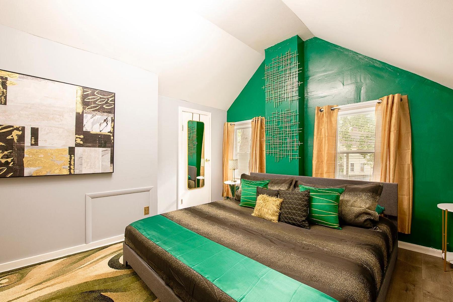 The Tremont Emerald - By Christmas Story House - Historic Charm & Modern Comfort Near Downtown With Parking, 300Mb Wifi & Self Check-In Кливленд Экстерьер фото