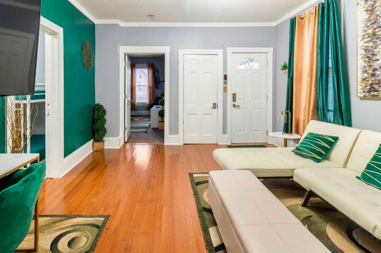 The Tremont Emerald - By Christmas Story House - Historic Charm & Modern Comfort Near Downtown With Parking, 300Mb Wifi & Self Check-In Кливленд Экстерьер фото