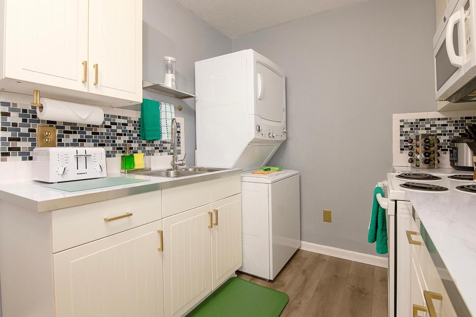 The Tremont Emerald - By Christmas Story House - Historic Charm & Modern Comfort Near Downtown With Parking, 300Mb Wifi & Self Check-In Кливленд Экстерьер фото