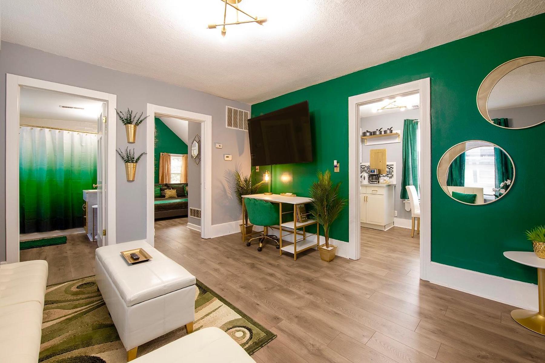 The Tremont Emerald - By Christmas Story House - Historic Charm & Modern Comfort Near Downtown With Parking, 300Mb Wifi & Self Check-In Кливленд Экстерьер фото
