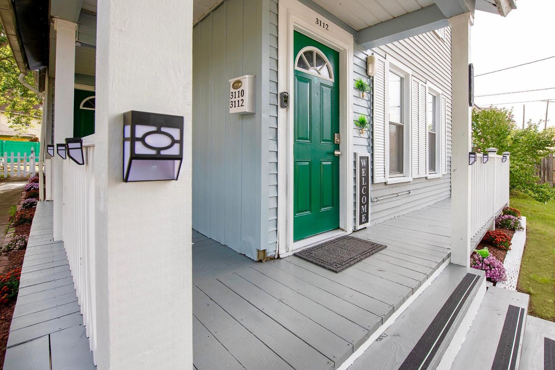 The Tremont Emerald - By Christmas Story House - Historic Charm & Modern Comfort Near Downtown With Parking, 300Mb Wifi & Self Check-In Кливленд Экстерьер фото