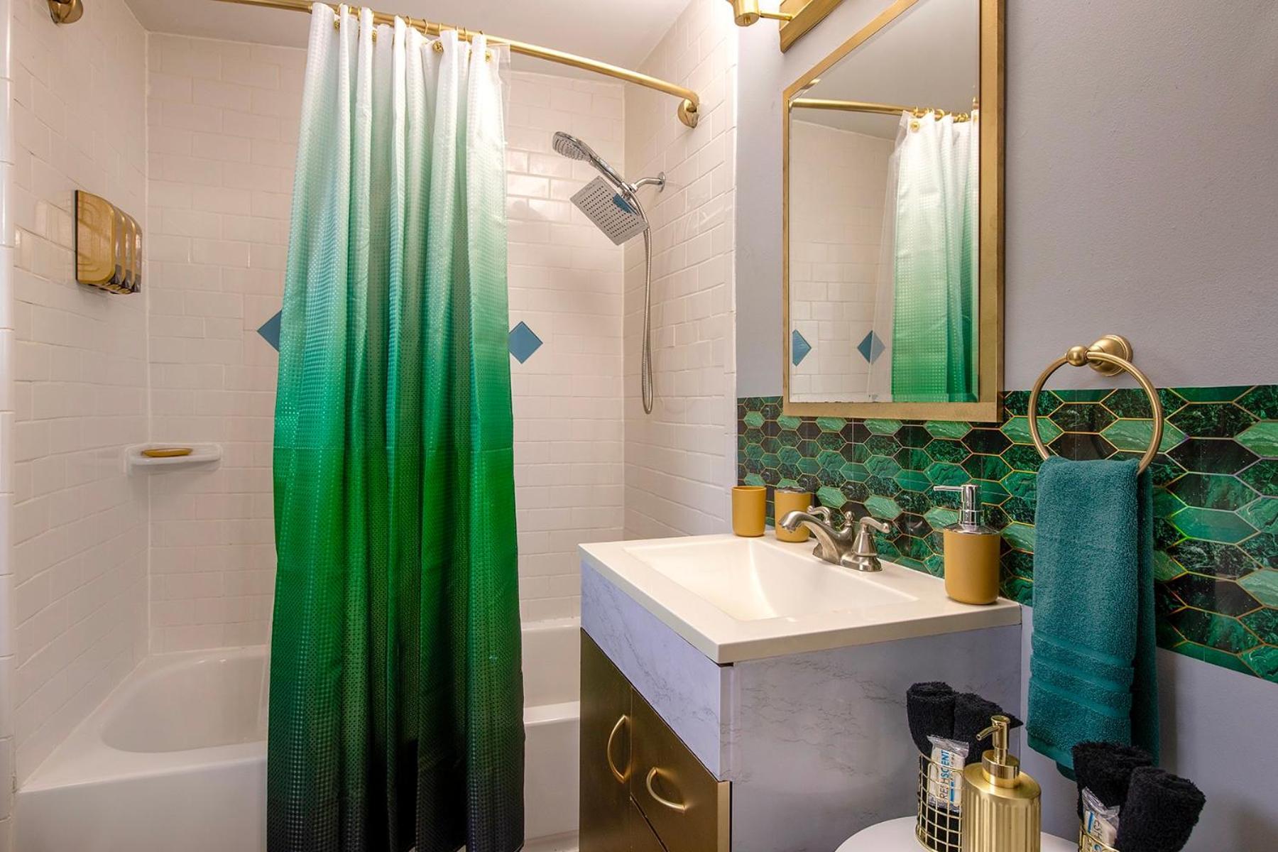 The Tremont Emerald - By Christmas Story House - Historic Charm & Modern Comfort Near Downtown With Parking, 300Mb Wifi & Self Check-In Кливленд Экстерьер фото