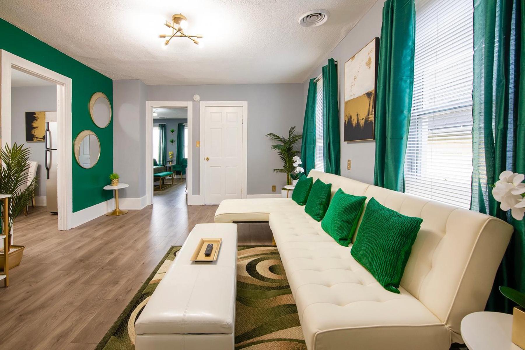 The Tremont Emerald - By Christmas Story House - Historic Charm & Modern Comfort Near Downtown With Parking, 300Mb Wifi & Self Check-In Кливленд Экстерьер фото