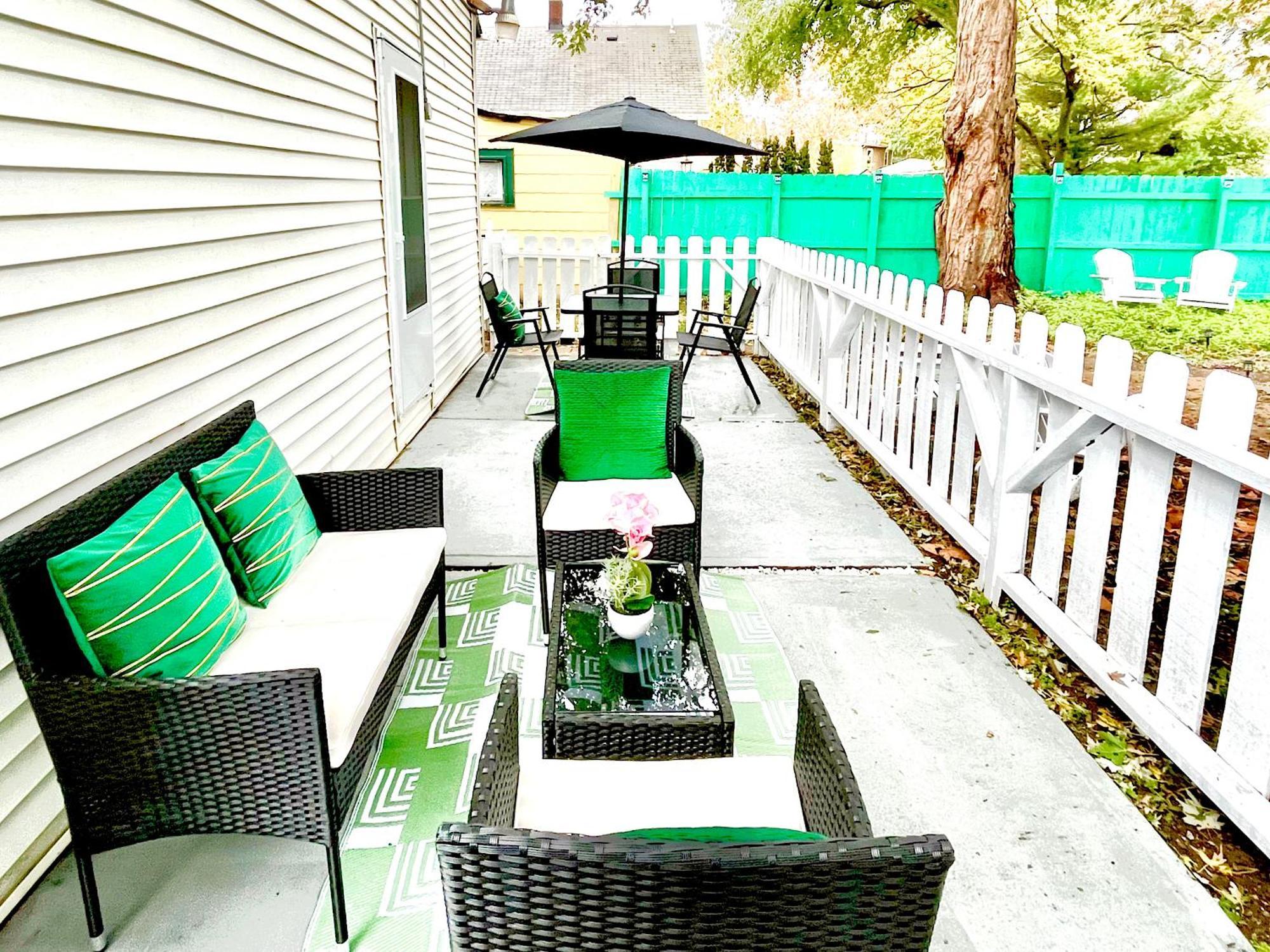 The Tremont Emerald - By Christmas Story House - Historic Charm & Modern Comfort Near Downtown With Parking, 300Mb Wifi & Self Check-In Кливленд Экстерьер фото