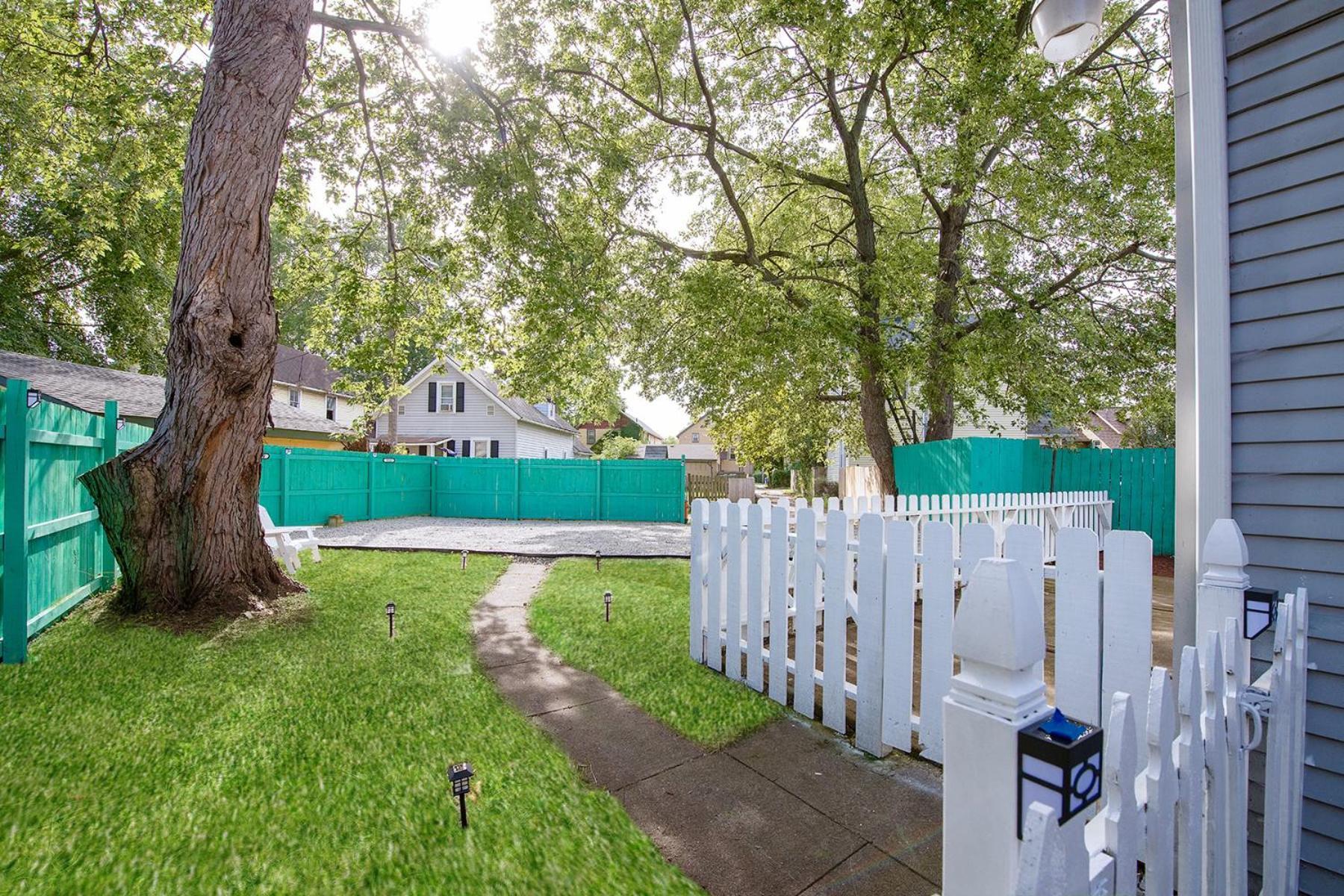 The Tremont Emerald - By Christmas Story House - Historic Charm & Modern Comfort Near Downtown With Parking, 300Mb Wifi & Self Check-In Кливленд Экстерьер фото