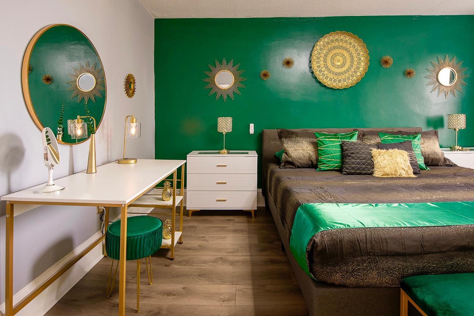 The Tremont Emerald - By Christmas Story House - Historic Charm & Modern Comfort Near Downtown With Parking, 300Mb Wifi & Self Check-In Кливленд Экстерьер фото