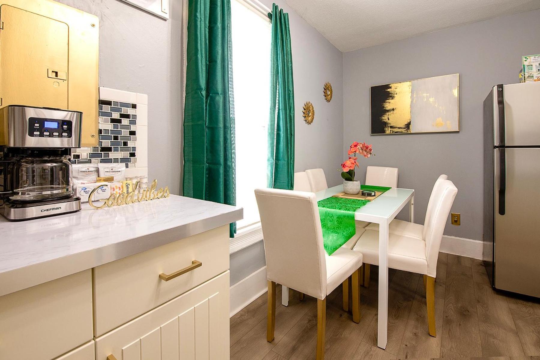 The Tremont Emerald - By Christmas Story House - Historic Charm & Modern Comfort Near Downtown With Parking, 300Mb Wifi & Self Check-In Кливленд Экстерьер фото