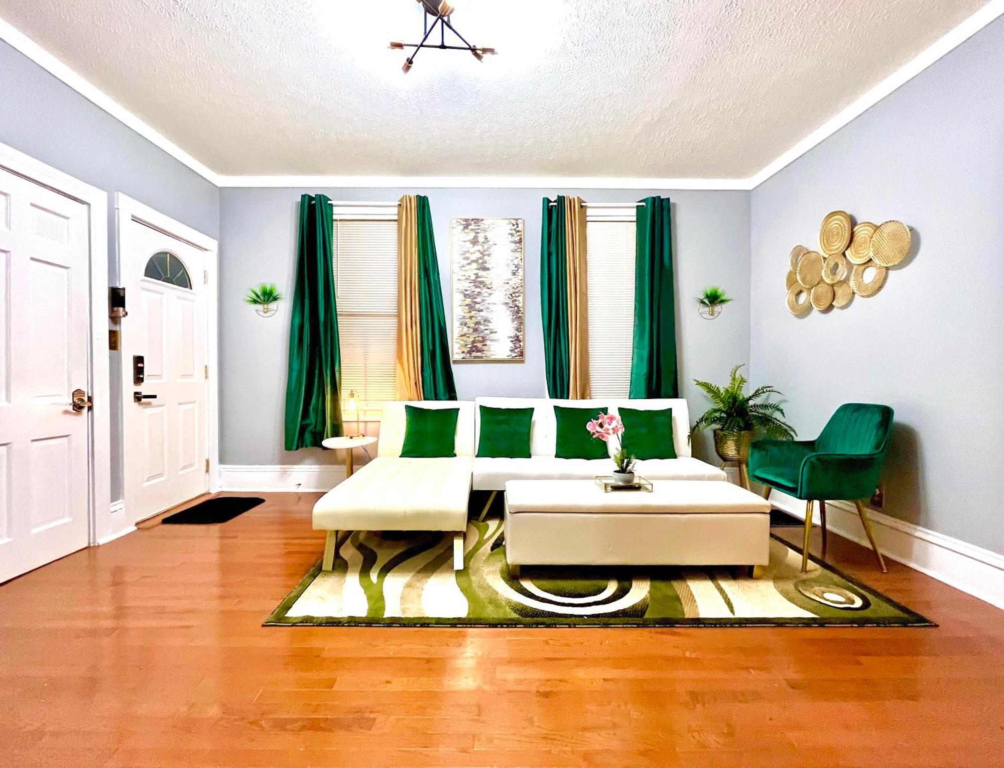 The Tremont Emerald - By Christmas Story House - Historic Charm & Modern Comfort Near Downtown With Parking, 300Mb Wifi & Self Check-In Кливленд Экстерьер фото
