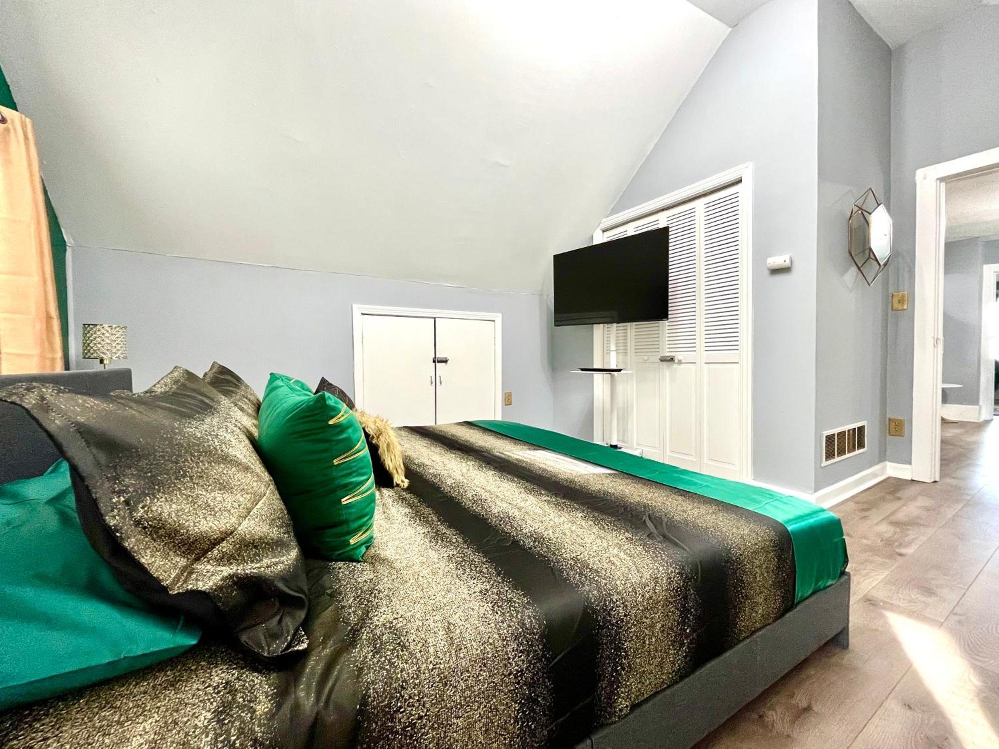 The Tremont Emerald - By Christmas Story House - Historic Charm & Modern Comfort Near Downtown With Parking, 300Mb Wifi & Self Check-In Кливленд Экстерьер фото