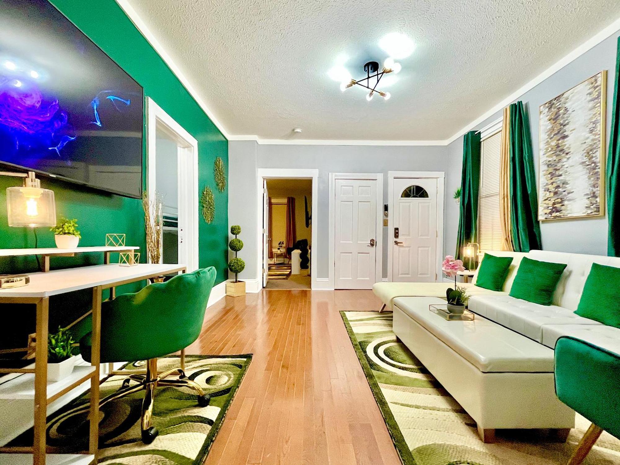 The Tremont Emerald - By Christmas Story House - Historic Charm & Modern Comfort Near Downtown With Parking, 300Mb Wifi & Self Check-In Кливленд Экстерьер фото